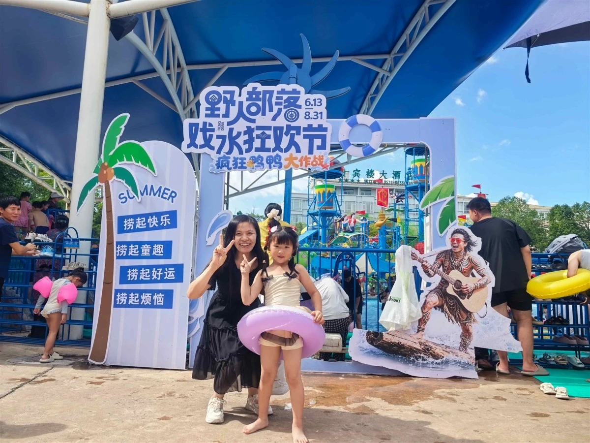 HAODA female employee and her daughter enjoying the team-building event at Hengdian Dream Valley HAODA female employee and her daughter enjoying the team-building event at Hengdian Dream Valley